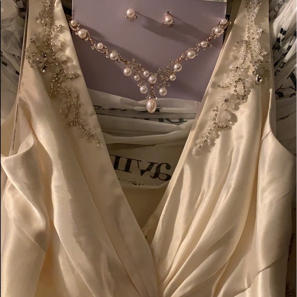 David’s bridal ivory dress - Picture 1 of 7